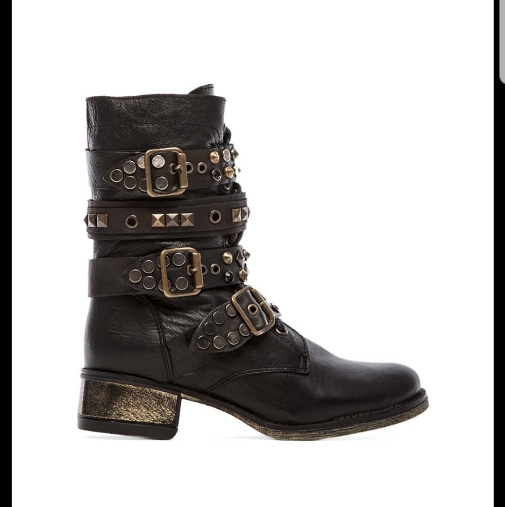 ISO "The lilian" studded combat boot Steve madden!